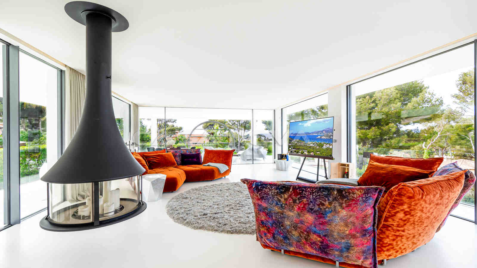 Stylisches Wohnzimmer mit modernem Kamin 