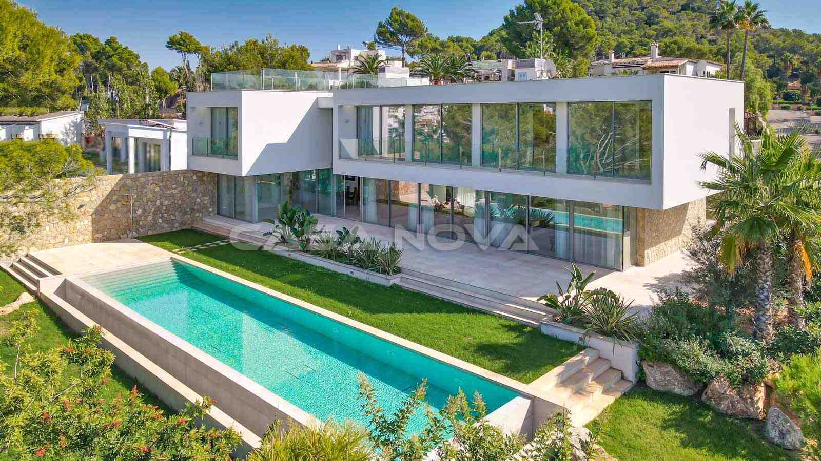 Neubau Villa mit eindrucksvoller Architektur in Top Qualität