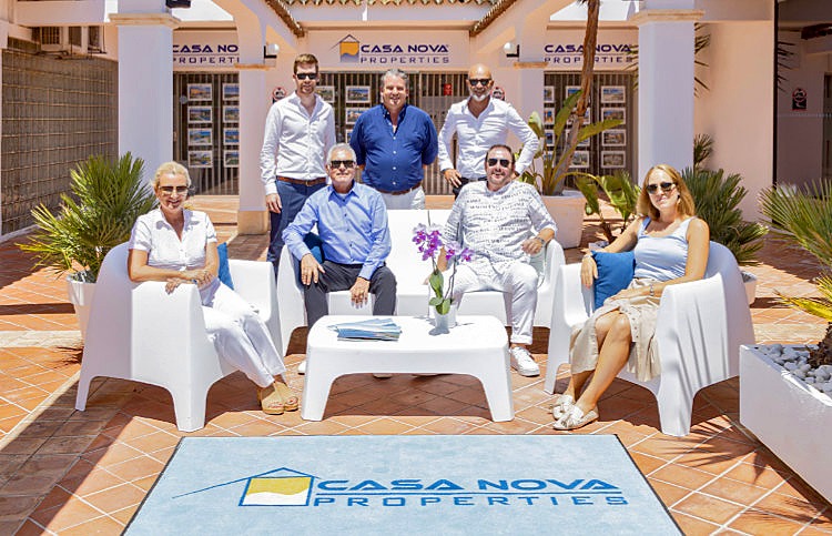 Footer Casa Nova Team Bild Sonnig mit Sonnenbrillen