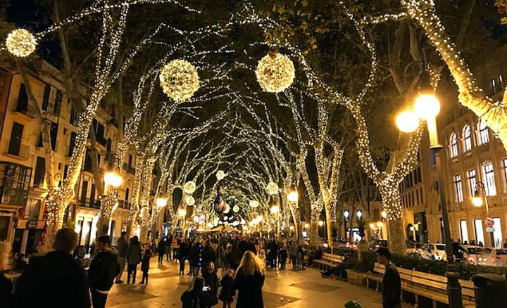 Alley christmas decor