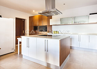 Ref. 2581065 | High-quality fitted kitchen with cooking island and electrical appliances