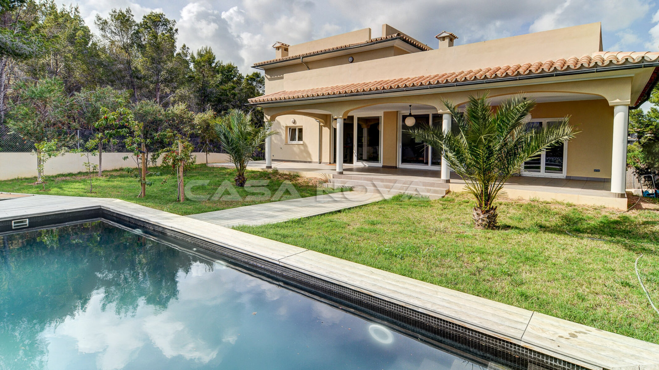 Fantstico y muy bien cuidado jardn con piscina de la Villa Mallorca