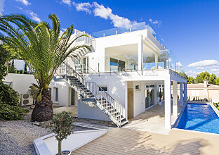 Modern villa with pool and seaview