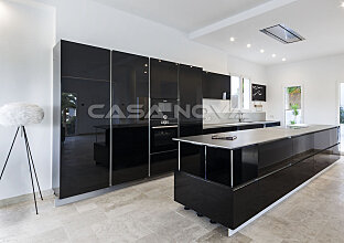 Ref. 2302144 | Large fitted kitchen with high quality electrical appliances with cooking island