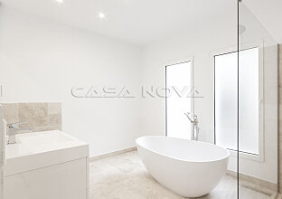 Ref. 2302144 | Elegante baño con ducha y bañera de cristal