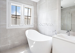 Ref. 2402359 | Baño principal con bañera elegante 