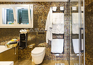 Ref. 2402521 | Tasteful bathroom with glass shower