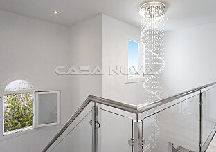 Ref. 2402521 | Impressive entrance area with glass staircase