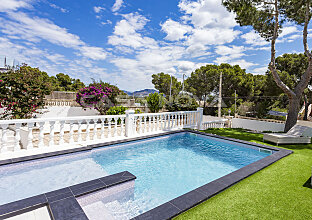 Ref. 2402521 | Elegante terraza de la piscina para tomar el sol