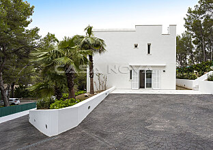 Ref. 2402672 | Großzügige Einfahrt mit mediterraner Bepflanzung