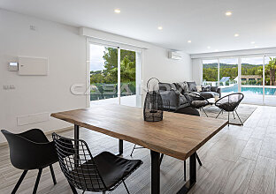 Ref. 2402672 | Modernes Wohn und Esszimmer mit Terrassenzugang