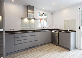 Ref. 2402672 | Highly modern fitted kitchen with electrical appliances