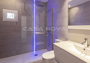 Ref. 2402672 | Un baño moderno con luces LED 