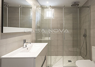 Ref. 2402672 | Helles Badezimmer mit moderner Glasdusche