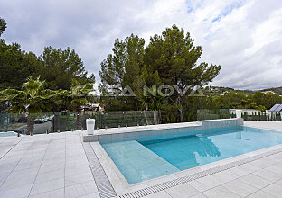 Ref. 2402672 | Großzügiger Außenbereich der Villa mit Sonnenterrassen