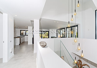 Ref. 2402254 | Extensive staircase to the living area