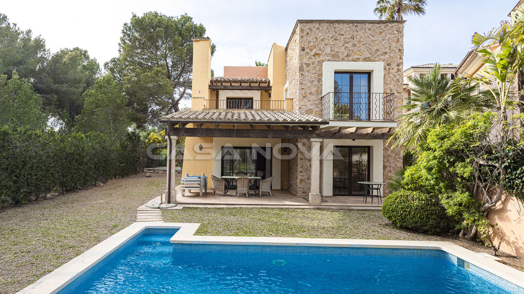 Villa mediterránea con piscina en 1. línea del campo de golf