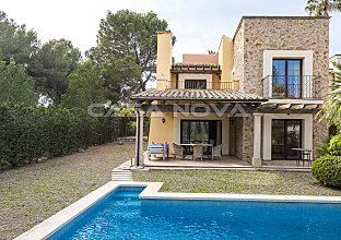 Ref. 2302718 | Villa mediterránea con piscina en 1. línea del campo de golf