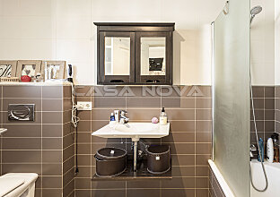 Ref. 1302741 | Modernes Badezimmer mit Badewanne 