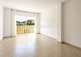 Ref. 1302744 | Spacious living room with a view of the surroundings