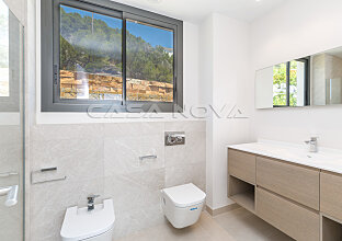 Ref. 1402785 | Modern bathroom with window and glass shower