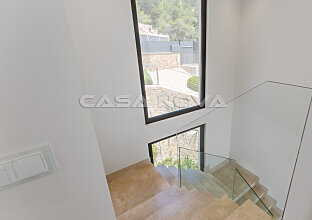 Ref. 1402785 | Staircase with bright window fronts