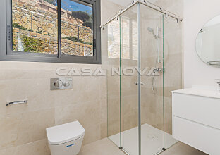 Ref. 1402785 | Bright bathroom with glass shower