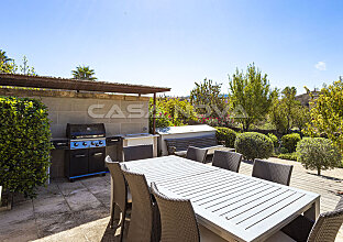 Ref. 2402800 | Zona de barbacoa con dinette y plantas mediterráneas