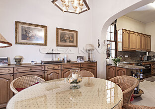 Ref. 2802807 | Large fitted kitchen with dining area