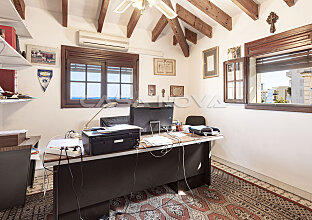 Ref. 2802807 | Bright study with wooden beam ceiling