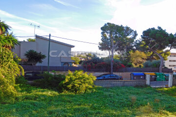 Fantástico terreno edificable con vista parcial al mar cerca de la playa