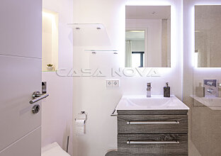 Ref. 2202830 | Modern bathroom with lots of lighting