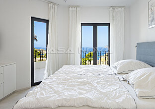 Ref. 2202830 | Chic bedroom with fantastic sea views