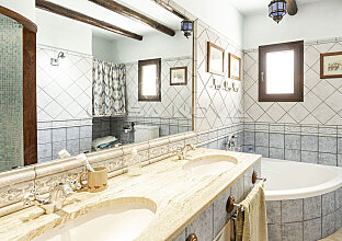 Ref. 2302835 | Large bathroom with corner bathtub