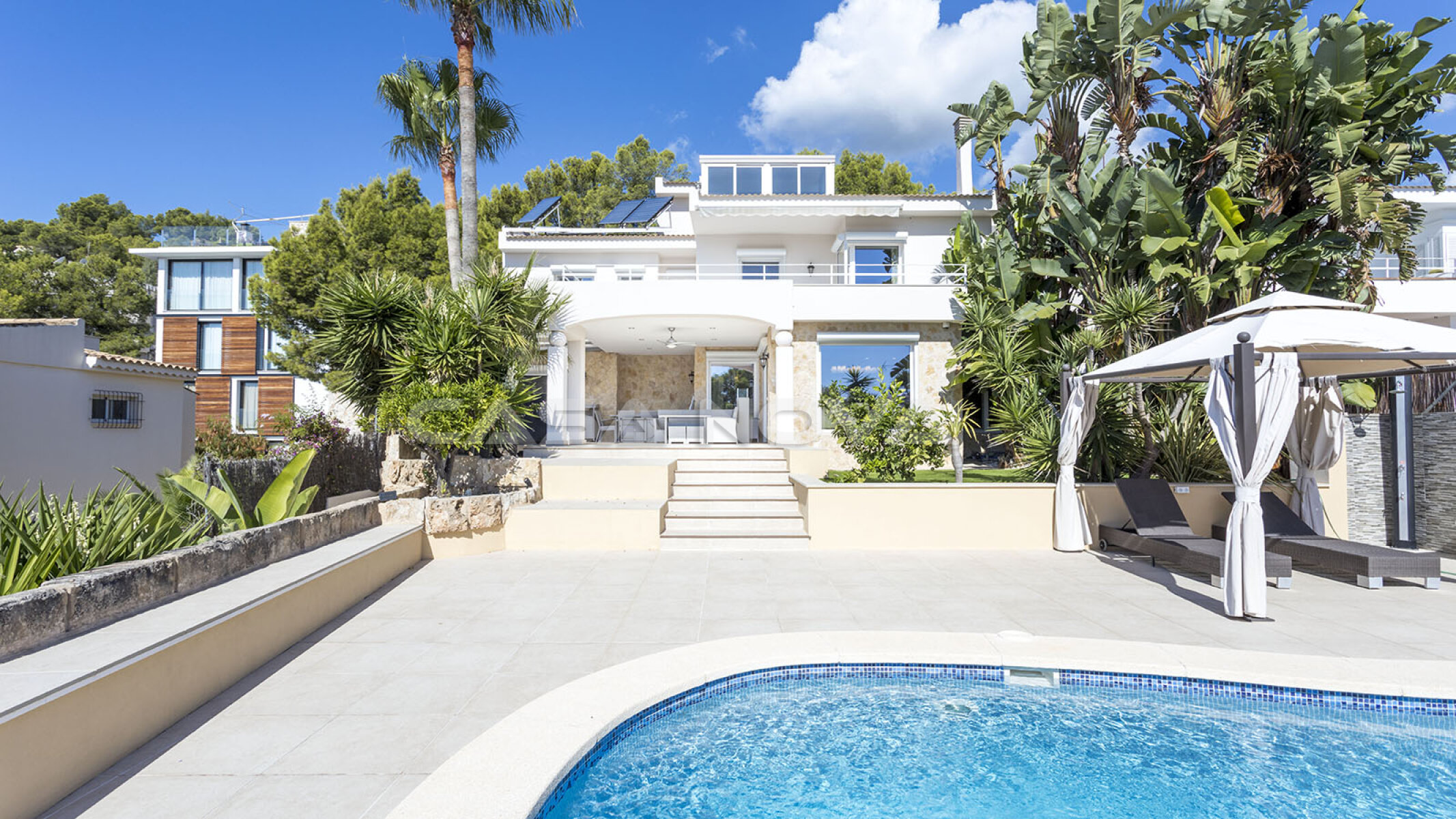 Atractiva y modernizado villa con vistas al mar en una fantstica ubicacin