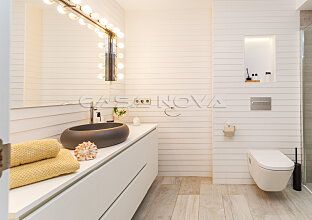 Ref. 1202859 | Elegant bathroom with large glass shower