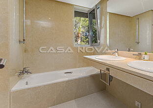 Ref. 1302889 | Charming bathroom with double washbasin and bathtub
