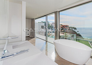 Ref. 2401801 | Elegantes Badezimmer mit freistehender Badewanne