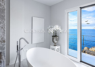 Ref. 1202918 | Elegante dormitorio principal con acceso a la terraza y vista al mar