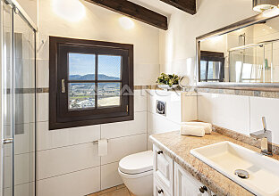 Ref. 1202952 | Baño mediterráneo con ducha de cristal y ventana 