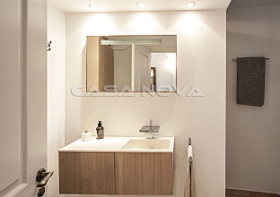Ref. 1202952 | Moderno cuarto de baño con una pequeña ventana 