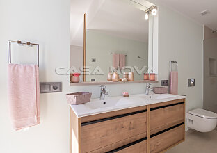 Ref. 2402680 | Baño elegante con ducha de cristal y lavabo doble