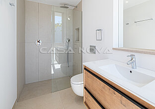 Ref. 2402680 | Bright bathroom with large glass shower 