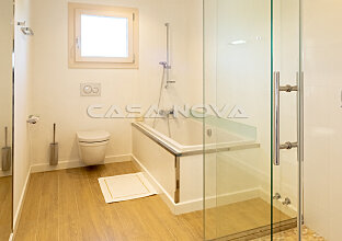 Ref. 2402981 | Elegantes Badezimmer mit Dusche und Badewanne