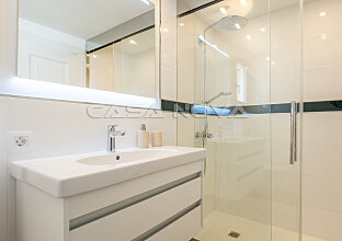 Ref. 2402981 | Luminoso baño con una moderna ducha de cristal