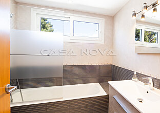 Ref. 2302990 | Bright bathroom with large bathtub 