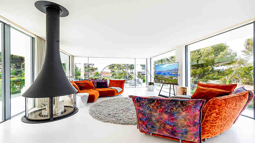 Stylisches Wohnzimmer mit modernem Kamin 