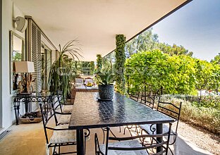 Ref. 2403032 | Chic outdoor area with dining and chill-out corner