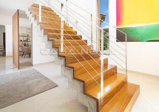 Ref. 2503051 | Impresionante escalera con elementos de madera