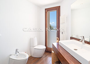 Ref. 2503051 | Elegant bathroom with bright accents